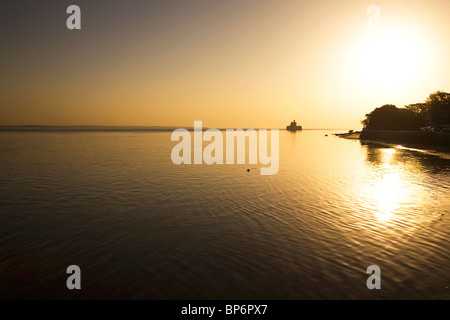 Le soleil commence à se lever sur le port de Diu dans sur la côte du nord-ouest de l'Inde. Banque D'Images