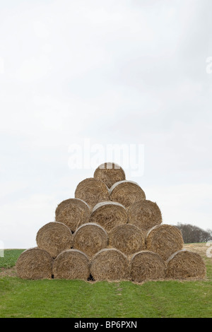 Les balles de foin disposés dans une pyramide Banque D'Images