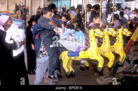 Merry-go-round au Caire dont jouissent les enfants sur l'Eid ul Fitr Ramadan suivant Banque D'Images