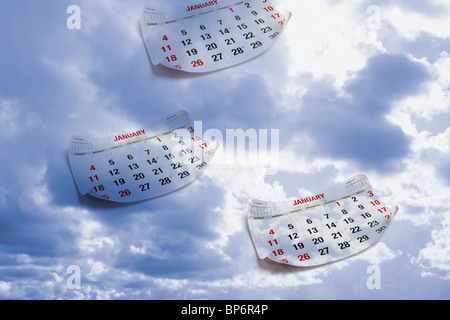 Pages de calendrier et nuages dans le ciel Banque D'Images