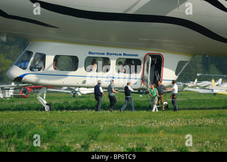 Les passagers d'en dirigeable dirigeable Zeppelin NT, aéroport de Friedrichshafen, Bade-Wurtemberg, Allemagne Banque D'Images