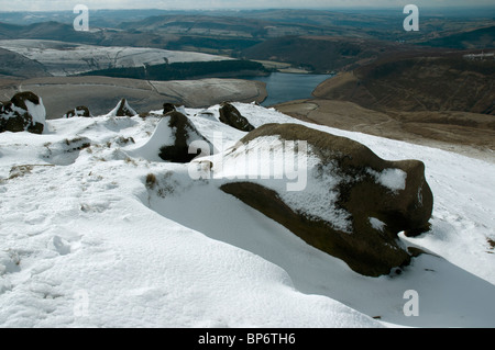 Réservoir de Kinder du plateau scout de Kinder en hiver, près de Hayfield, Peak District, Derbyshire, Angleterre, Royaume-Uni Banque D'Images