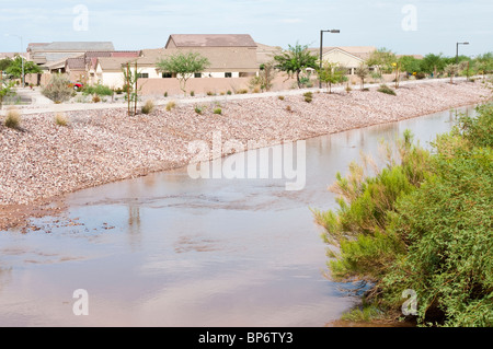 Les eaux pluviales sont collectées dans des bassins de ruissellement dans un quartier résidentiel. Banque D'Images