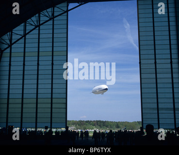 Vu de ses portes du hangar, le dirigeable dirigeable Zeppelin NT moderne, l'aéroport de Friedrichshafen, Bade-Wurtemberg, Allemagne Banque D'Images