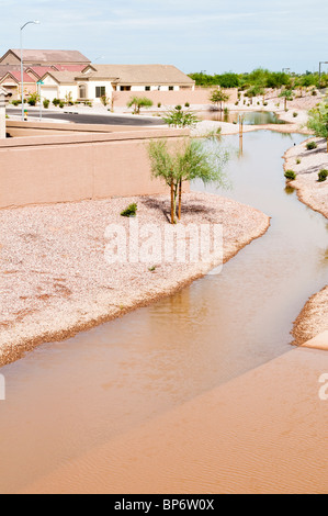 Les eaux pluviales sont collectées dans des bassins de ruissellement dans un quartier résidentiel. Banque D'Images