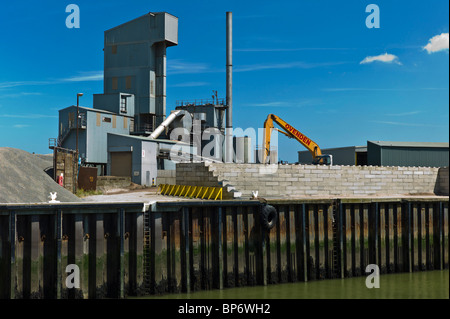 L'usine de traitement global à Whitstable Harbour l'usine tourne total dans l'asphalte pour les routes locales Kent Banque D'Images