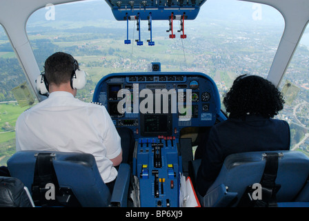 Pilote et hôtesse en pilotage d'airship dirigeable Zeppelin NT, Friedrichshafen, Bade-Wurtemberg, Allemagne Banque D'Images