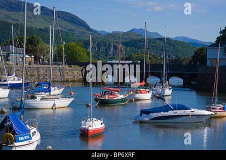 Port de Porthmadog, Gwynedd, au nord du Pays de Galles, de la lumière du matin. Banque D'Images