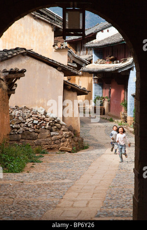 Ancienne porte de la ville au village Shaxi, Province du Yunnan, Chine Banque D'Images