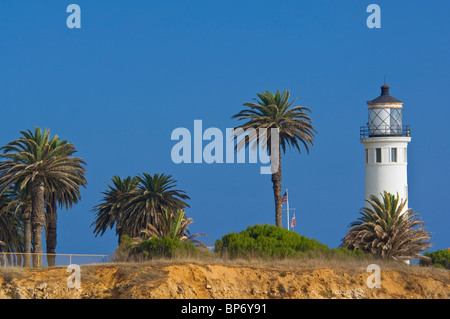 Vicente Point Lighthouse et palmiers, Point Vicente, Péninsule de Palos Verdes, California Banque D'Images