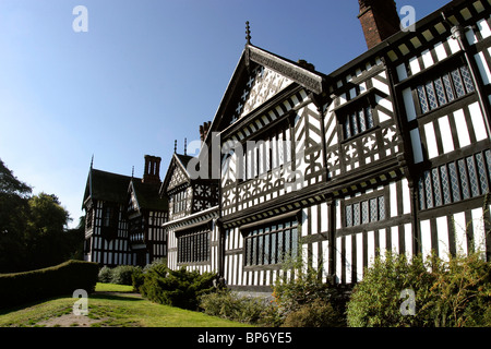 L'Angleterre, Cheshire, Stockport, Bramhall, Bramall Hall, maison élisabéthaine, grand angle de vue de face Banque D'Images
