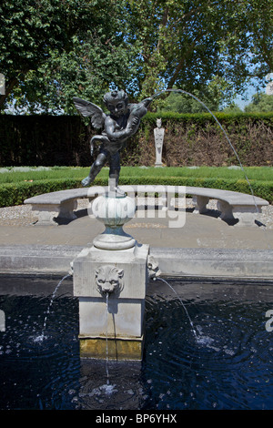 Une jolie fontaine à Kew Gardens, Londres Banque D'Images