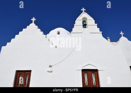 Mykonos. La Grèce. L'église de Panagia Paraportiani blanchis à la chaux, dans la région de Kastro Chora. Banque D'Images