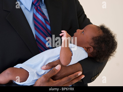 Businessman holding baby Banque D'Images