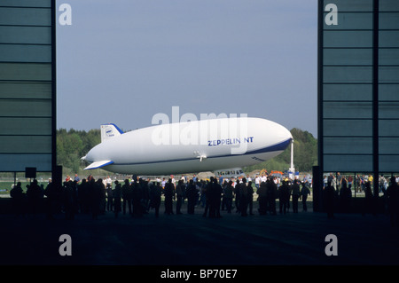 Vu de ses portes du hangar, le dirigeable dirigeable Zeppelin NT moderne, l'aéroport de Friedrichshafen, Bade-Wurtemberg, Allemagne Banque D'Images