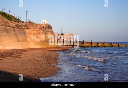 Mer massif mur et brise-lames à Cromer, Norfolk, Angleterre, Royaume-Uni. Banque D'Images