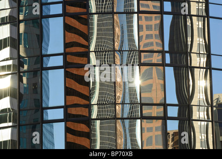 L'hôtel Bonaventure reflétant le gratte-ciel du centre-ville de Los Angeles. Banque D'Images