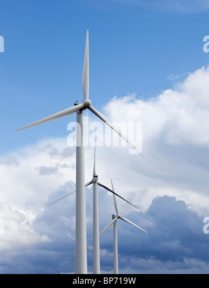 Éoliennes contre ciel bleu et nuages blancs , Finlande Banque D'Images