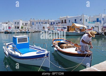 Port de pêche de Naoussa, l'île de Paros, Cyclades, Mer Égée, Grèce Banque D'Images