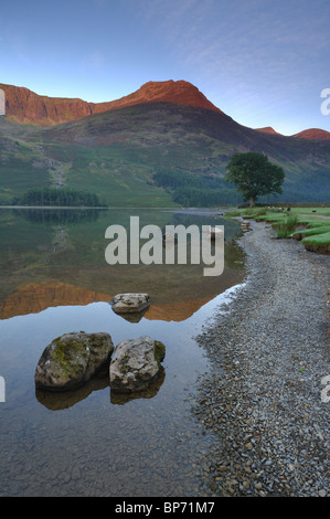 Stile haut captures dès les premiers rayons de soleil du matin sur la lande dans le Lake District Banque D'Images