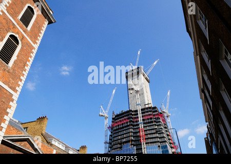 Le Shard London Bridge en construction de gratte-ciel vue de St Thomas Street, Southwark, London, England, UK Banque D'Images