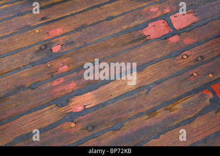 Le goudron et le bois pont de bateau à bord du Pilgrim, grand navire amarré au port de Dana Point, Orange County, Californie Banque D'Images