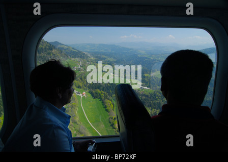 Voir à partir de la fenêtre d'un dirigeable dirigeable Zeppelin NT pendant plus de vol touristique Alpes autrichiennes, près de Bregenz , Autriche Banque D'Images