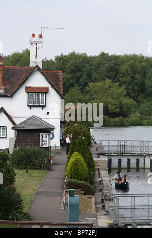 Canoë dans un verrou sur la Tamise, le Goring et Streatley, West Berkshire Banque D'Images