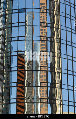 L'hôtel Bonaventure reflétant le gratte-ciel du centre-ville de Los Angeles. Banque D'Images