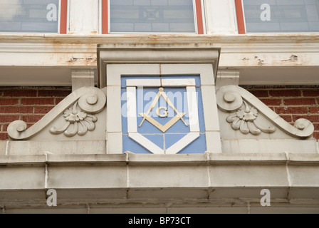 Maçons square et le symbole de la boussole sur un Mason's Lodge. Banque D'Images