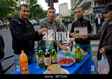 Paris, France, religion, repas du Ramadan, Célébrations,Festival de la cuisine traditionnelle à vendre sur la rue, (Boulevard de Belleville). Immigrants Europe, repas Ishtar, cultures différentes religion, festival ethnique Banque D'Images