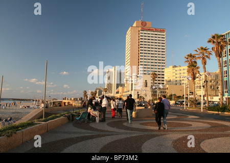 Les gens sur le bord de la mer à Tel Aviv Banque D'Images