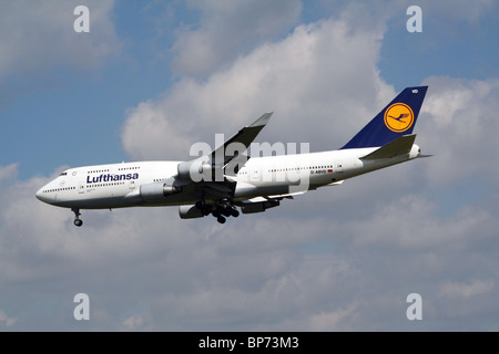 Boeing 747 de la Lufthansa à l'atterrissage sur l'aéroport de Francfort Banque D'Images