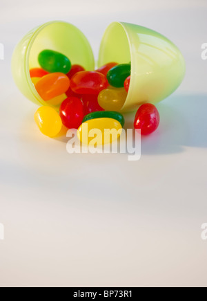 Jelly Beans dans un oeuf de Pâques en plastique Banque D'Images