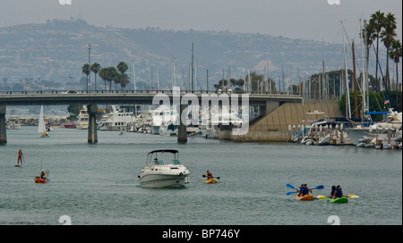 Les bateaux et les kayakistes à Dana Point Harbor, Dana Point, Orange County, Californie Banque D'Images