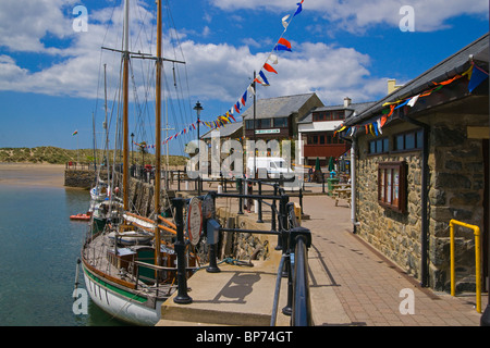 Barmouth, port, bateaux, Nord du Pays de Galles, lumière du soir. Banque D'Images