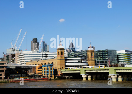 Pont ferroviaire de Southwark, Cannon Street Station et Tamise avec une ville de Londres, London, England, UK Banque D'Images