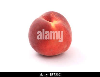 Fresh peach close-up isolé sur un fond blanc. Studio shot. Banque D'Images