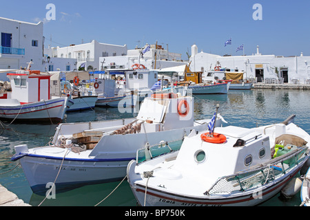 Port de pêche de Naoussa, l'île de Paros, Cyclades, Mer Égée, Grèce Banque D'Images