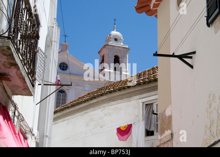 Vue de la rue typique du quartier d''Alfama, Lisbonne, Portugal Banque D'Images