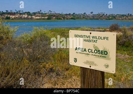 La protection de la faune et de la zone fermée à la limite supérieure des panneaux la réserve écologique de la baie de Newport, Newport Beach, Orange County, Californie Banque D'Images