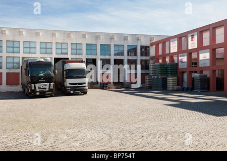 Chargement des camions à l'Adega Cooperativa de Borba winery cargo docks, Alentejo, Portugal Banque D'Images