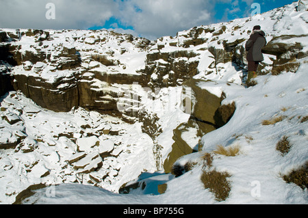 Kinder chute sur le bord de la plateau Scout Kinder en hiver, près de Hayfield, Peak District, Derbyshire, Angleterre, RU Banque D'Images