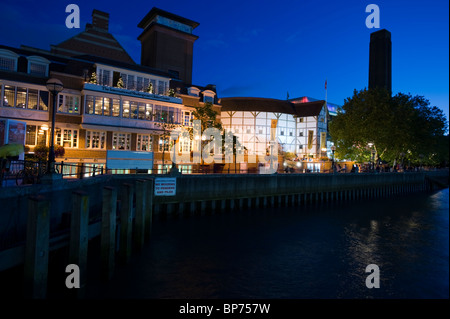 Le Shakespeare Globe International Centre et le Théâtre du Globe sur les rives de la Tamise à Londres, Angleterre, Royaume-Uni. Banque D'Images