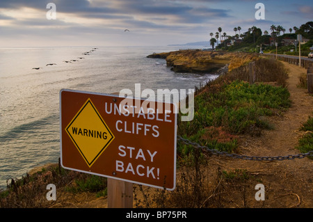 Rester en arrière panneau d'avertissement pour les falaises instables au coucher du soleil , San Diego, Californie Banque D'Images
