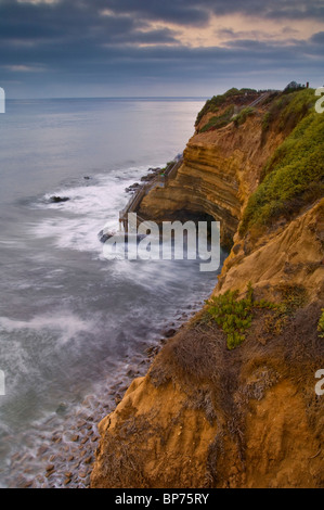 Nuages brouillard côtier, vagues, et deux donnant sur l'océan Pacifique à Sunset Cliffs, San Diego, Californie Banque D'Images