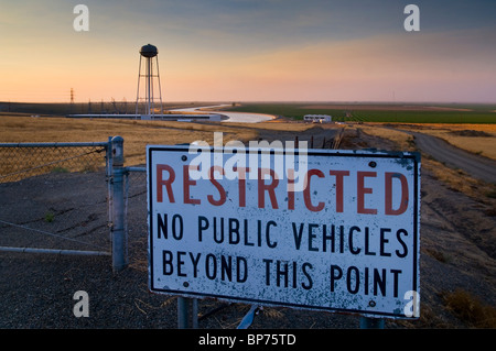 Inscrivez-vous à Accès restreint le long de l'Aquaduct de Californie au coucher du soleil dans la vallée centrale, près de Los Bano, Merced County,California Banque D'Images