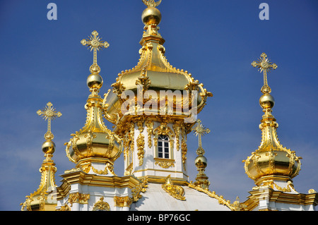 Dômes oignon doré de chapelle de l'Ouest, Grand Peterhof Palace, Peterhof, Saint Petersburg, Russie, Région Nord-Ouest Banque D'Images