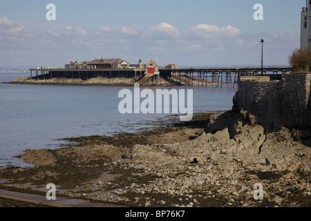 L'ancienne jetée et bateau à l'abandon de la vie en station Weston Super Mare Somerset, Angleterre Banque D'Images