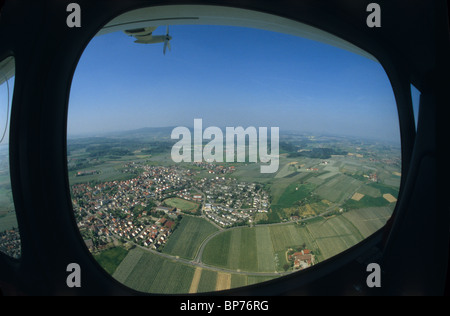 Voir à partir de la fenêtre d'un dirigeable dirigeable Zeppelin NT au cours de vol touristique Banque D'Images